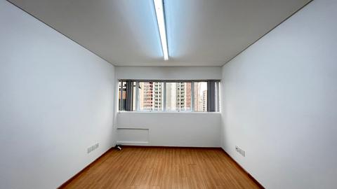 Salas/Conjuntos para locacao no Centro em Curitiba com 19,48m² por R$ 750,00